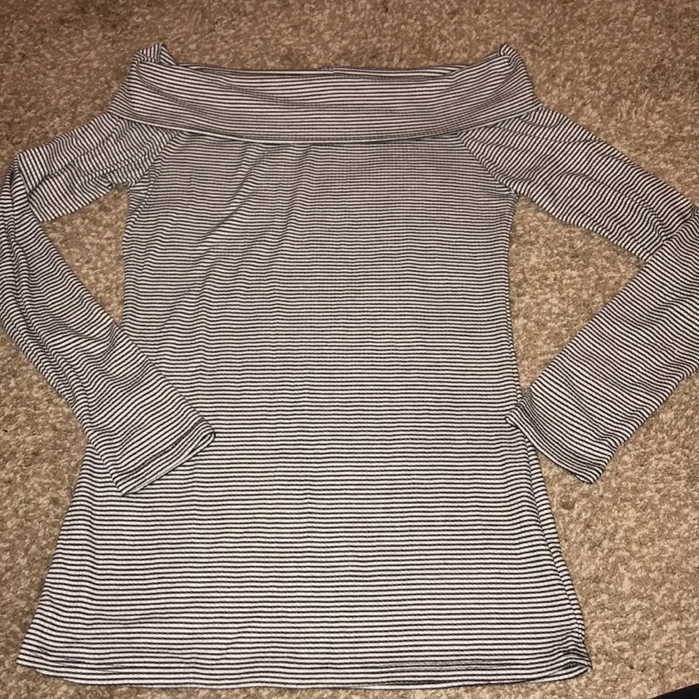 Off-the-shoulder long sleeve